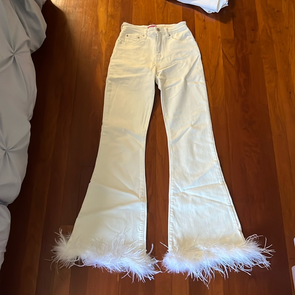 White addicted flare jeans with feathered bottom